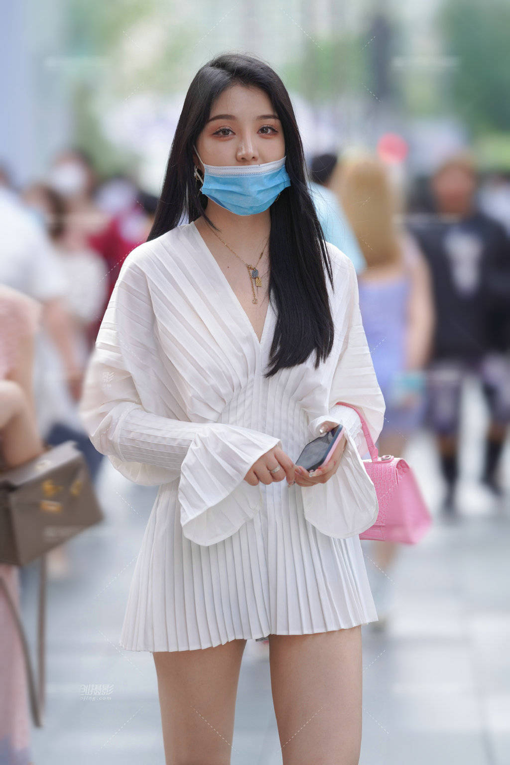 高跟鞋 街拍：牛仔裤只要用心去选择和搭配，总能将自己的魅力展现出来