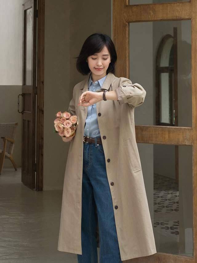 条纹 你会风衣搭配牛仔裤穿吗？内搭浅蓝色衬衫又飒又美，高级又洋气
