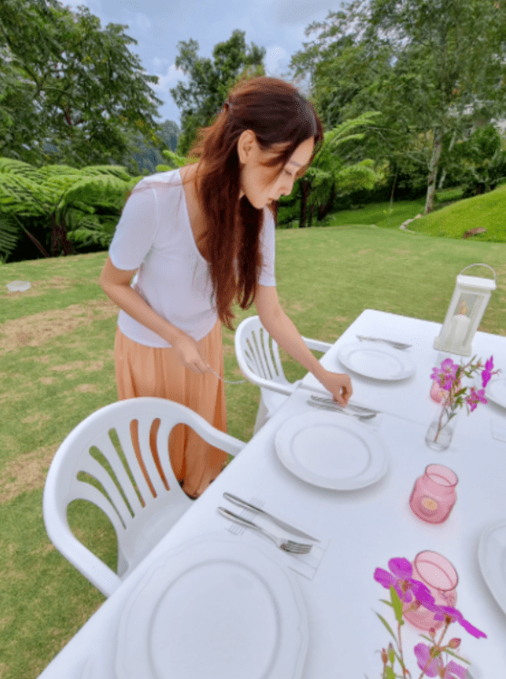 显得 胡静原装五官就是美!穿白T恤配橘色长裙,未施粉黛依旧女神范