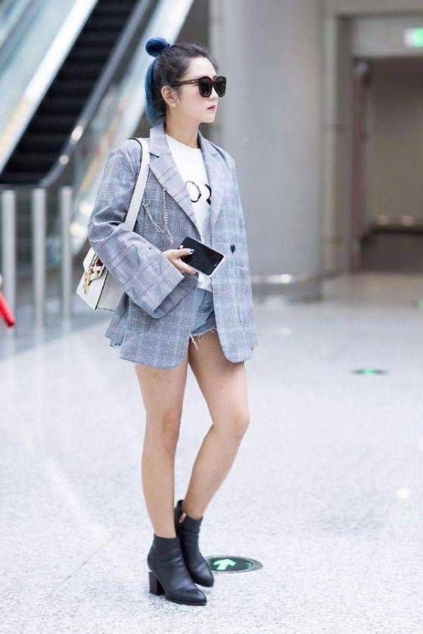 身材 何洁瘦身后太会穿了，拼色牛仔外套配健身裤，穿出1米65的气场