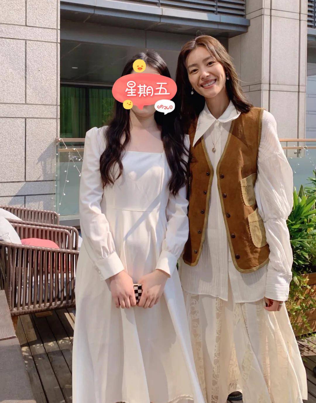 张梓琳 刘雯携张梓琳参加闺蜜婚礼，穿马甲配半身裙，超模同框似选美现场