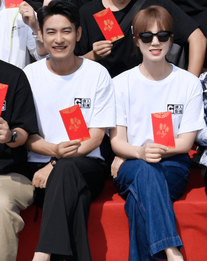 马吟吟|黄磊老婆孙莉时隔12年复出拍戏，开机现场墨镜遮面，女强人范十足