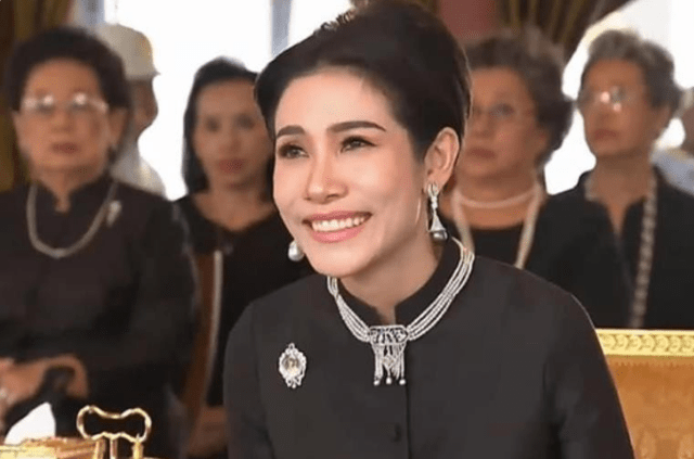 耳坠 诗妮娜又穿高贵紫，印花裙配黑珍珠耳坠彰显贵气，却无资格坐御车