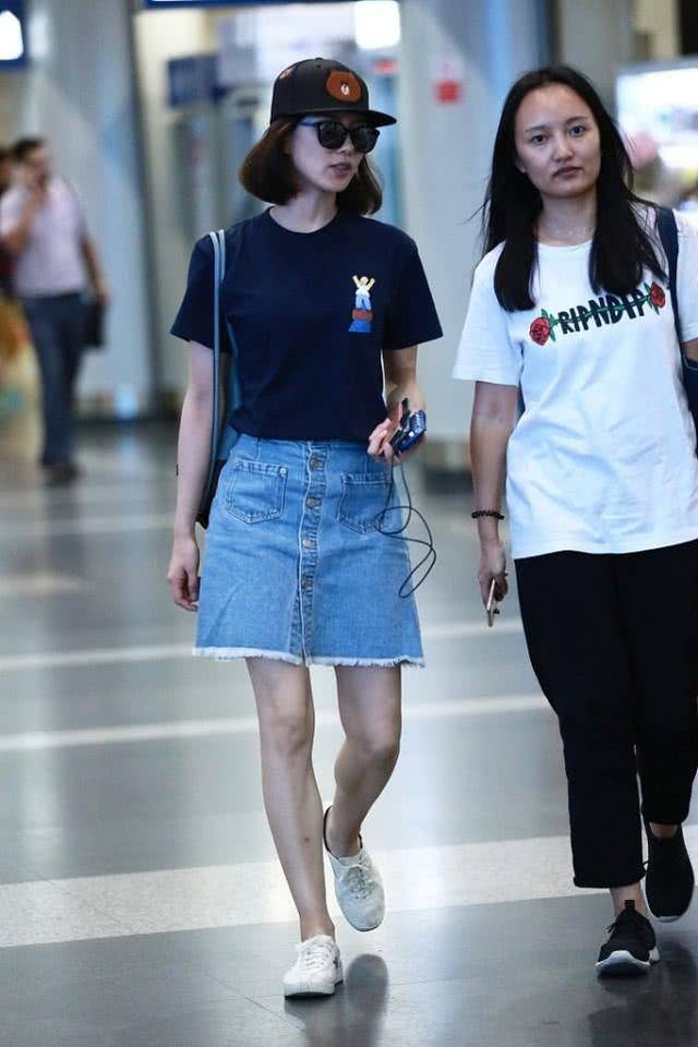 头套 刘诗诗不舍得破费,穿百元T恤配头套游迪士尼,依然美成在逃公主