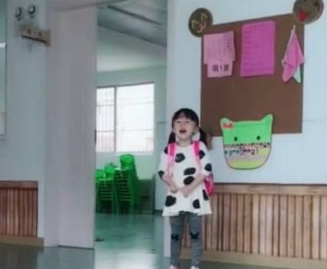 摸头杀|哥哥接妹妹放学迟到了，妹妹边等边哭，哥哥接下来的动作好温馨