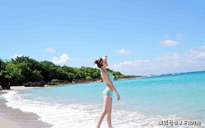 整体 蓝色比基尼的搭配，时尚又减龄，快来学起来