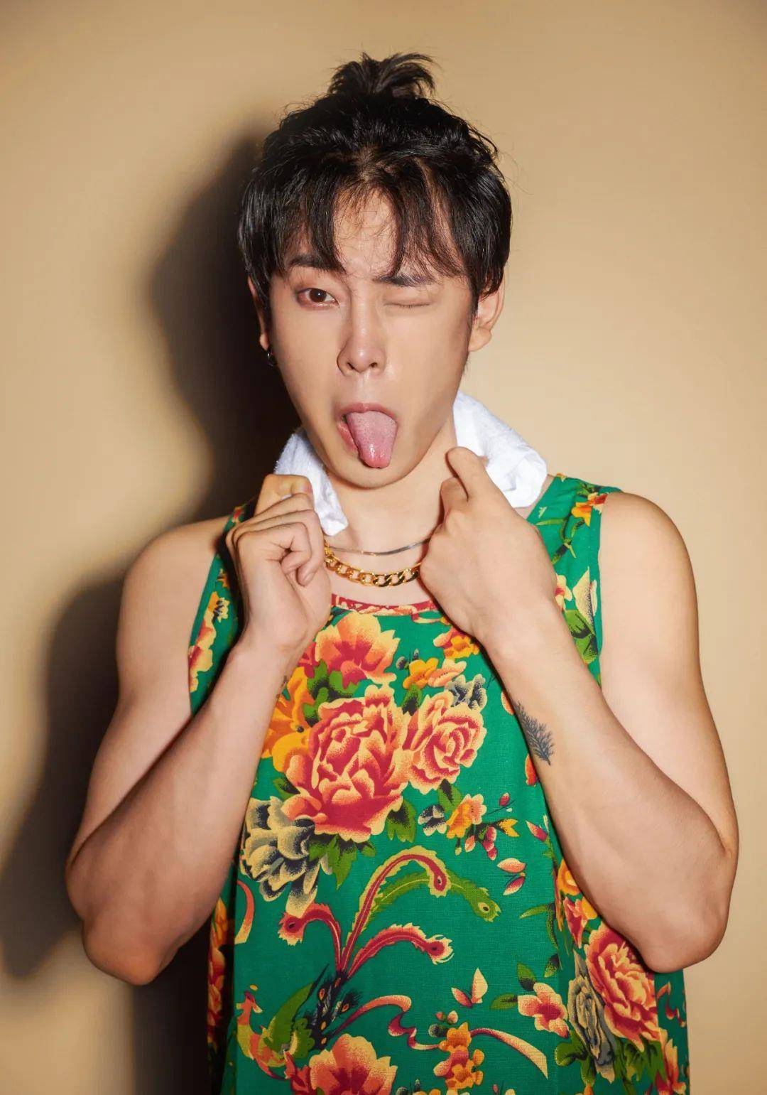 有搞怪风的,有可爱风的,不时会发些精修写真,p得mother都不认识.