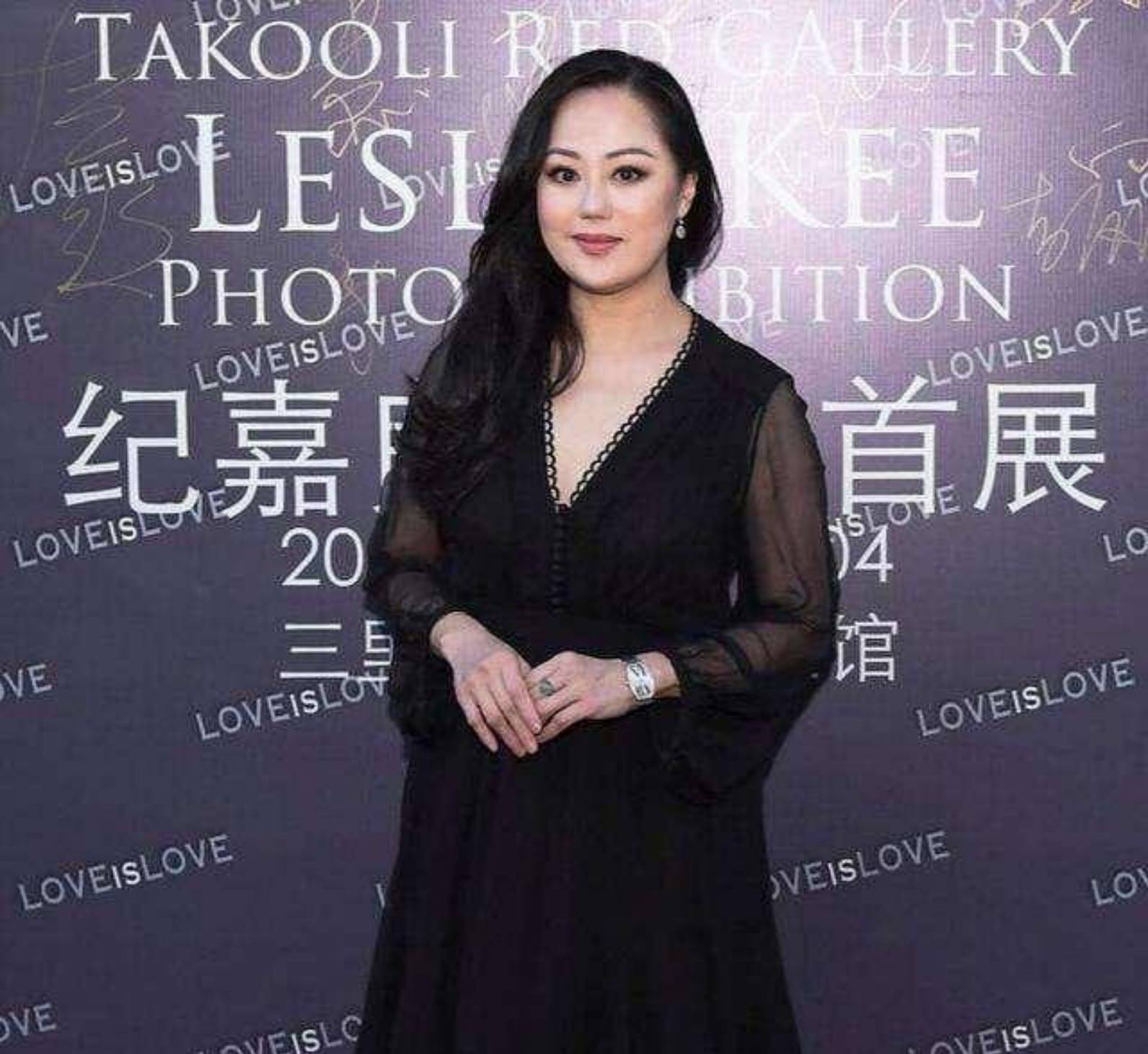 黑色 章小蕙真壕，戴的项链钻石一颗比一颗大，配黑色礼服贵妇范十足