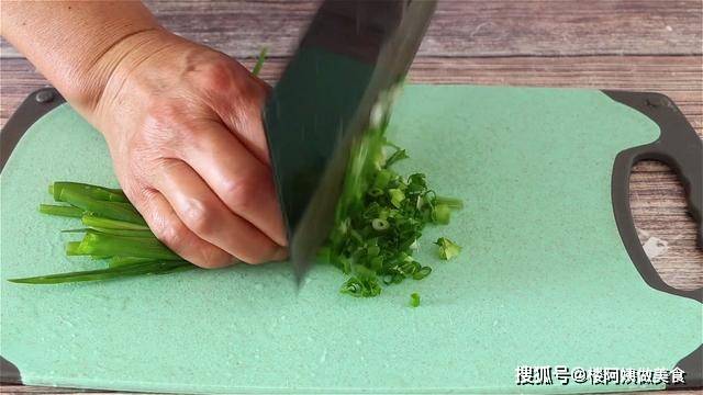 葱花|简单的早餐饼做法，省时省力，吃起来柔软又筋道，营养又健康