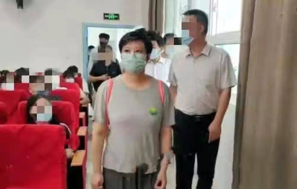 状态袁立罕见现身，没瘦身没修图，身材圆润出镜也大大方方没遮掩！