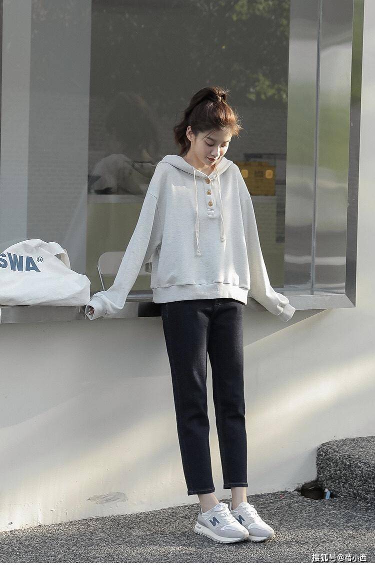 卫衣 越简单越高级!早秋推荐4条长裤,搭配卫衣、毛衣、衬衫都很时髦