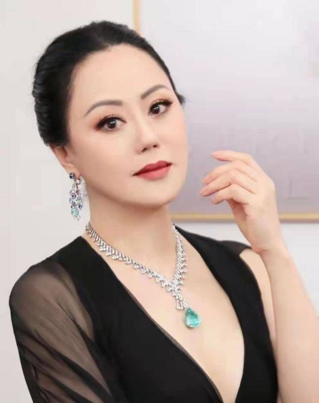 黑色 章小蕙真壕，戴的项链钻石一颗比一颗大，配黑色礼服贵妇范十足