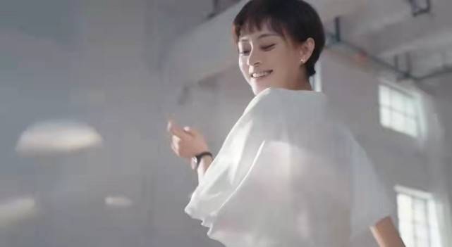 身姿 孙俪靠实力拿下顶奢代言！穿紧身裤轻松秀一字马，身姿轻盈哪像38