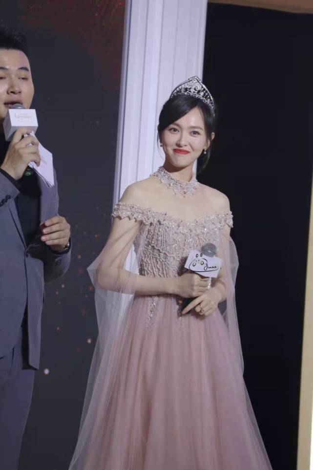 仙女 唐嫣真的是公主吧！穿碎钻仙女裙戴王冠贵气挡不住，幸福写在脸上