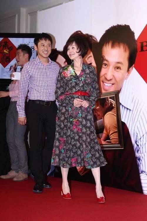 魅力 归亚蕾越老越耐看,穿花哨衣服也不显俗气,有了奶奶辈想要的优雅