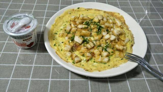 葱花|剩馒头有新吃法，可以和蛋液搭配，做成馒头煎蛋