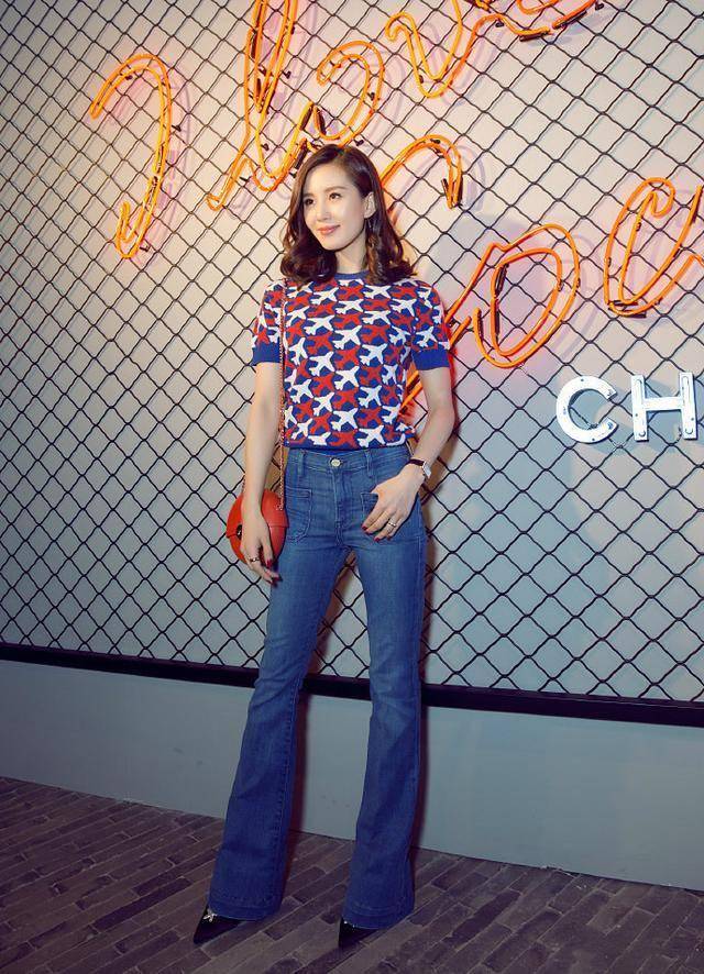 头套 刘诗诗不舍得破费,穿百元T恤配头套游迪士尼,依然美成在逃公主