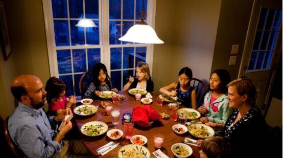 美国|美国普通家庭的一日三餐，他们主要吃什么？中国游客：食物吃不惯