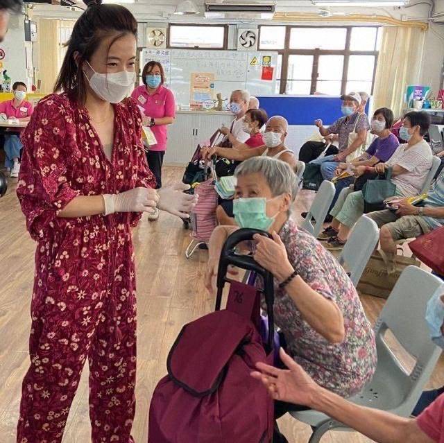 甘比 真正的富婆反而低调，甘比穿碎花连体裤扎丸子头，就像邻家小姐姐