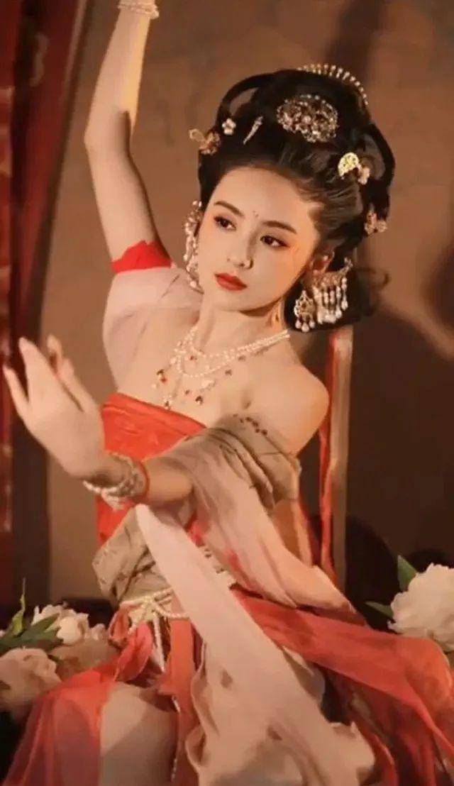 文化 郭富城阖家共度中秋，与方媛手提花灯秀恩爱，俩女儿穿旗袍太呆萌