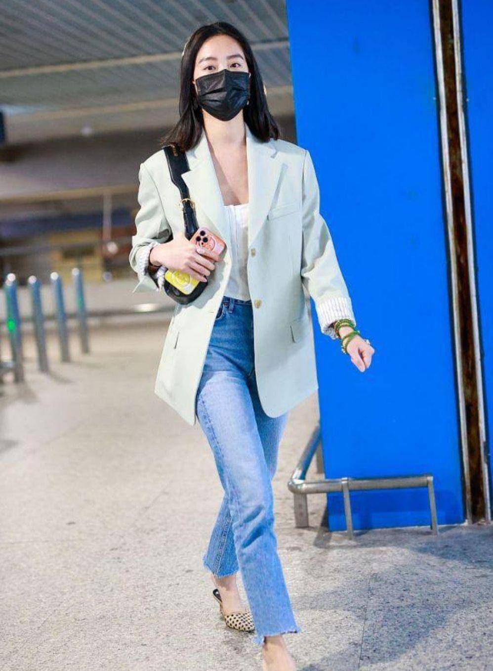 显得 杨采钰素颜装出现机场，穿浅绿色西服显少女，对肤色自信十足