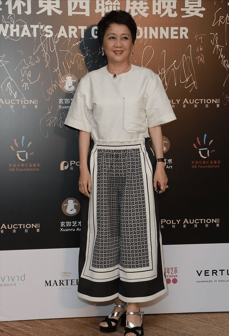 套装 四太梁安琪果然有赢家风范,套装裙装都显出气度,休闲风也霸气