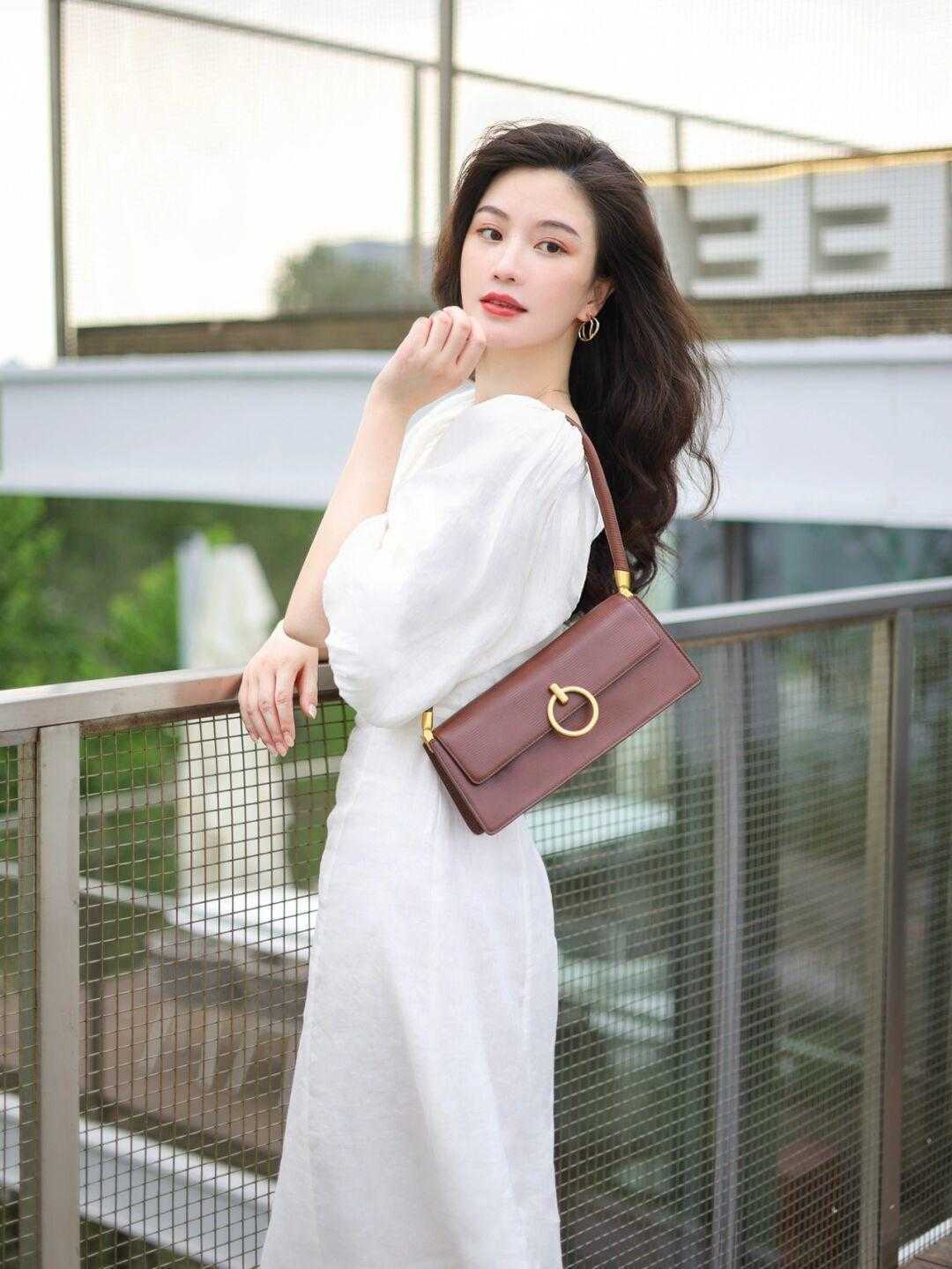 裙子 秋天,穿“小白裙”高级又清新,搭配西装外套干练洒脱,温柔时髦