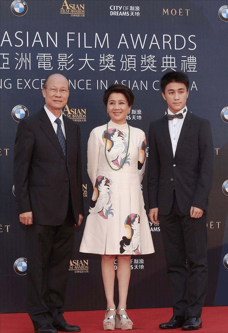 套装 四太梁安琪果然有赢家风范,套装裙装都显出气度,休闲风也霸气