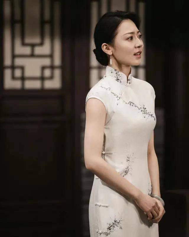 身姿 不愧是杨幂看中的人，黄梦莹旗袍造型身姿曼妙，尽显温婉气质！