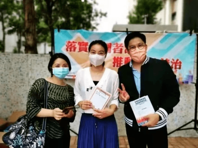 郭晶晶 郭晶晶真是豪门阔太典范！穿粉衬衫跟公公合影竟站C位，美成焦点