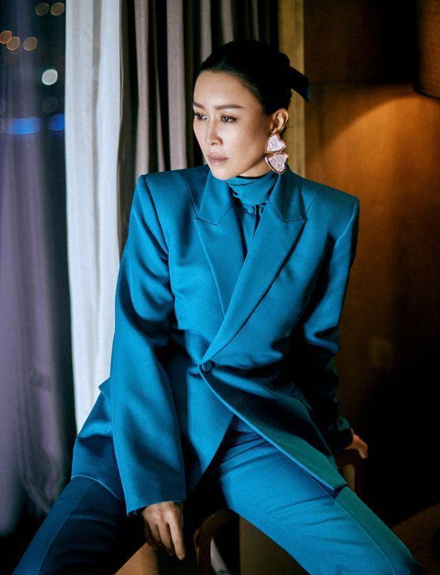 感觉 那英原来这么会穿，孔雀蓝西服套装穿成女强人，哪里像年过半百