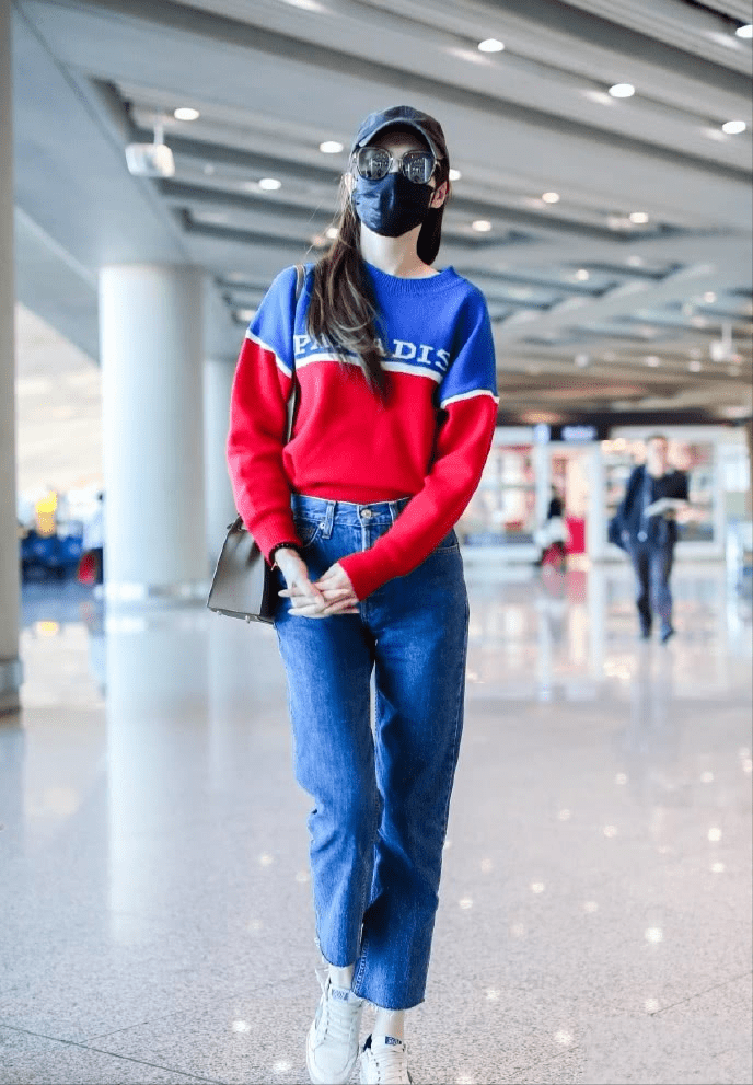 女士 唐嫣还是那么少女，条纹T恤配灰色休闲裤，简单搭配穿出时髦感！