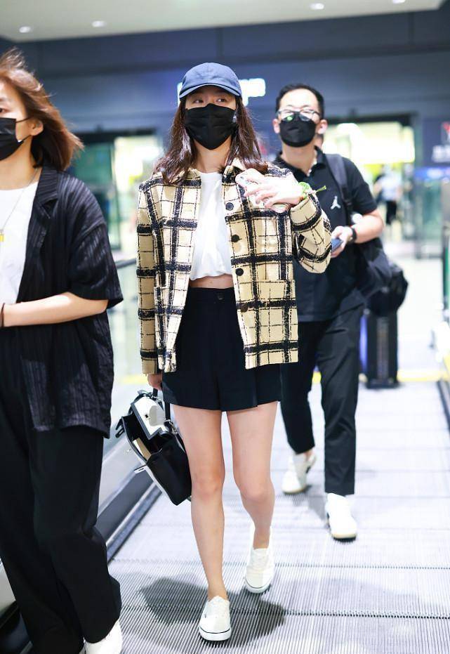 条纹 杨采钰真懂经典的美感，格纹条纹穿出轻奢感，气质高级又文艺