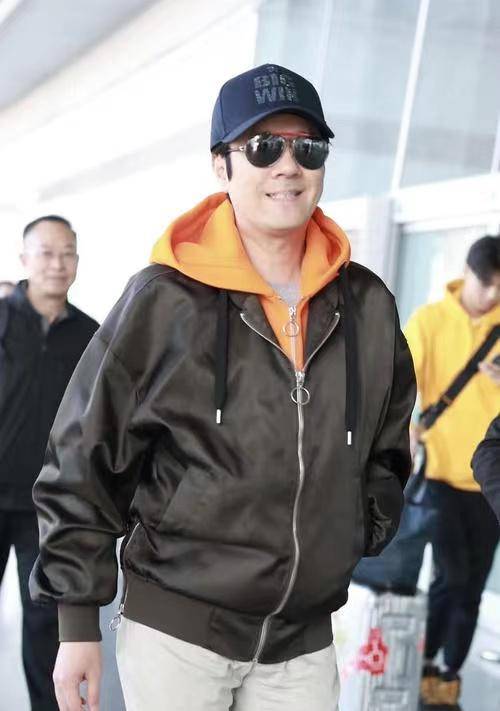 蔡国庆 蔡国庆瘦没了“大叔味”,穿得花哨却没油腻感,看上去还像小鲜肉