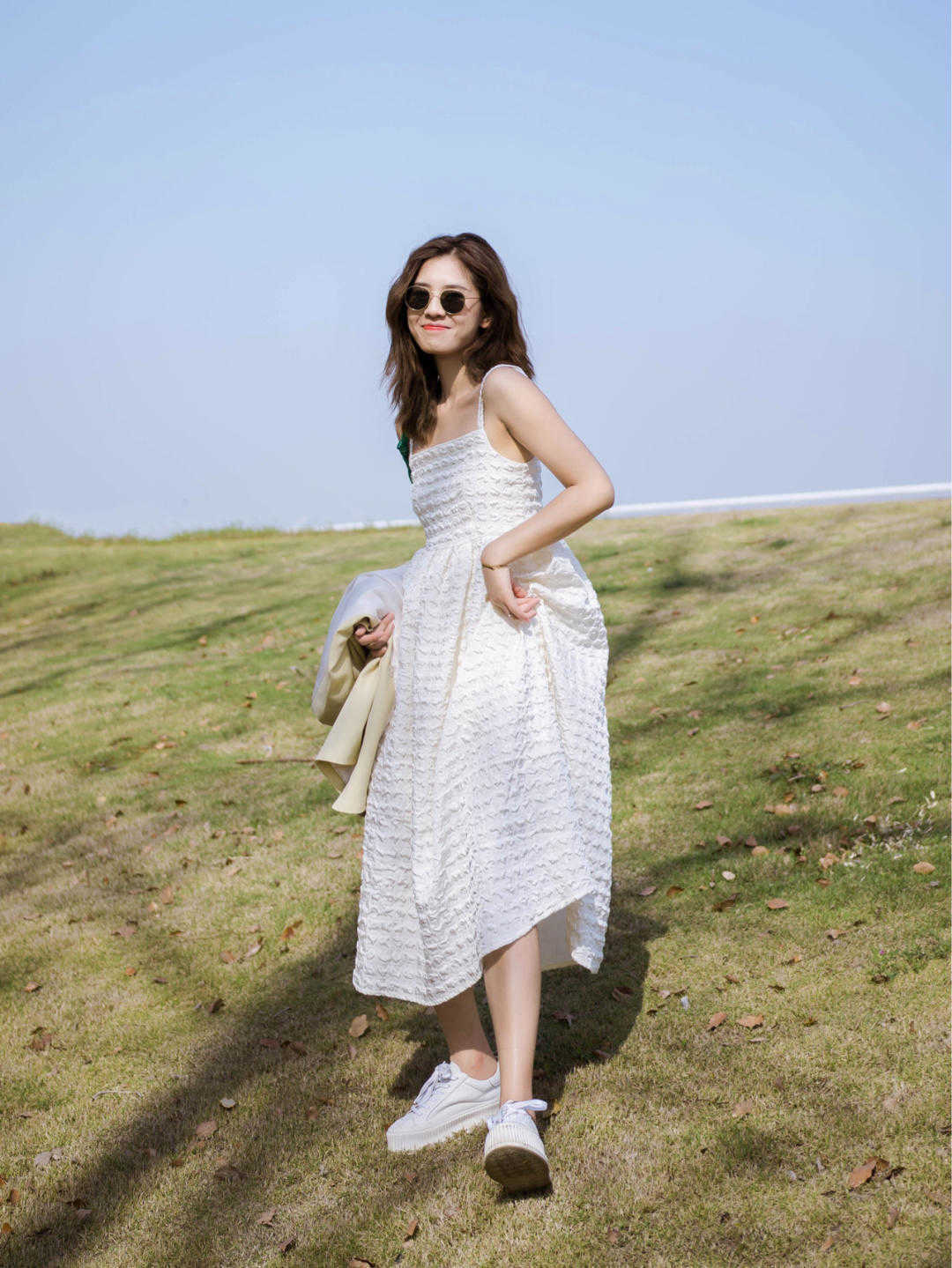 裙子 秋天,穿“小白裙”高级又清新,搭配西装外套干练洒脱,温柔时髦