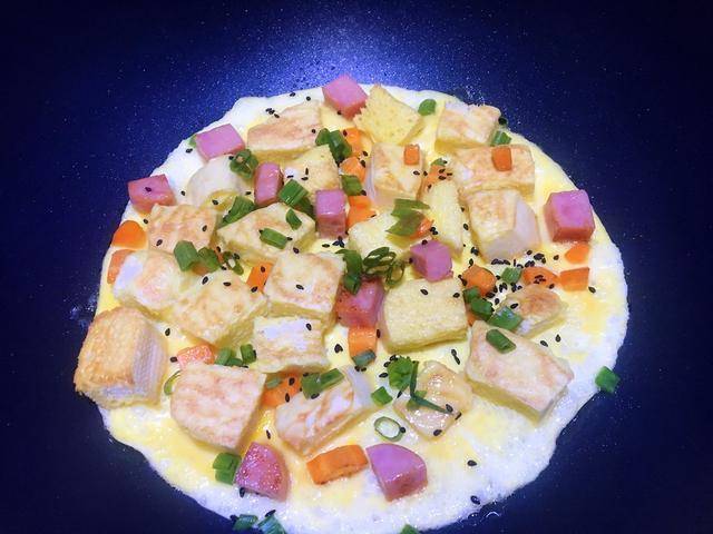 葱花|剩馒头有新吃法，可以和蛋液搭配，做成馒头煎蛋