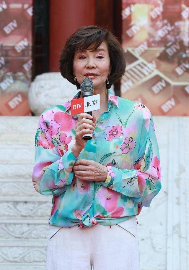 魅力 归亚蕾越老越耐看,穿花哨衣服也不显俗气,有了奶奶辈想要的优雅