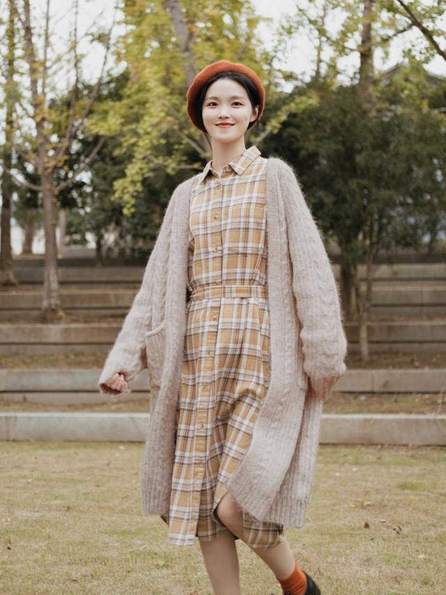 的作用 今秋怎么穿才漂亮?“格子裙+针织衫”简约洋气,美出了新高度