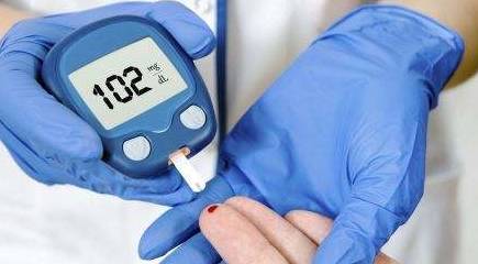 黄豆|有糖尿病的人,这5种食物要忌口,喝1茶,吃两豆,血糖慢慢降下来