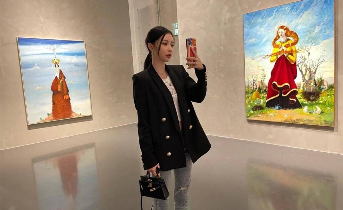 画展 潘玮柏携娇妻看画展！宣云竹竿腿抢镜瘦好多，被网友质疑看不懂画