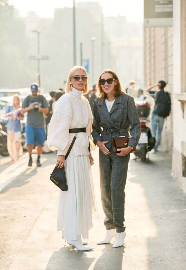 风衣 安全区的白色毛衣怎么穿？2招get知性温柔感，基础款也可以很高级