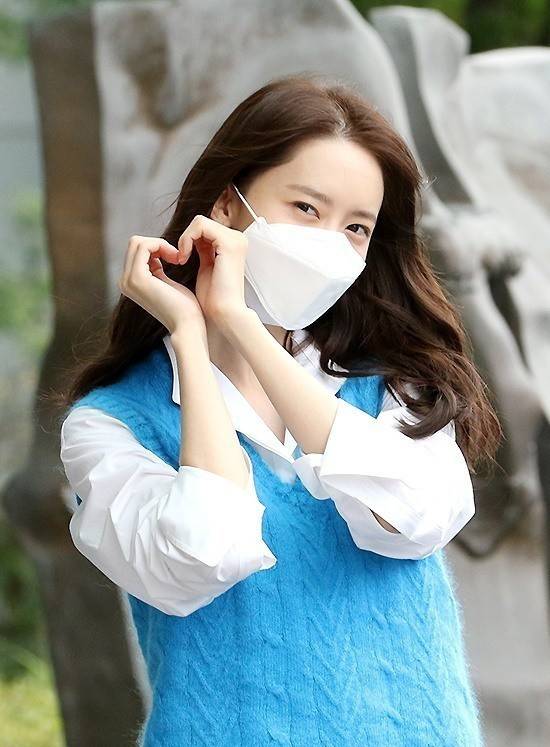 时尚 林允儿引领早秋时尚，针织马甲叠穿不规则衬衫洋气个性，太美