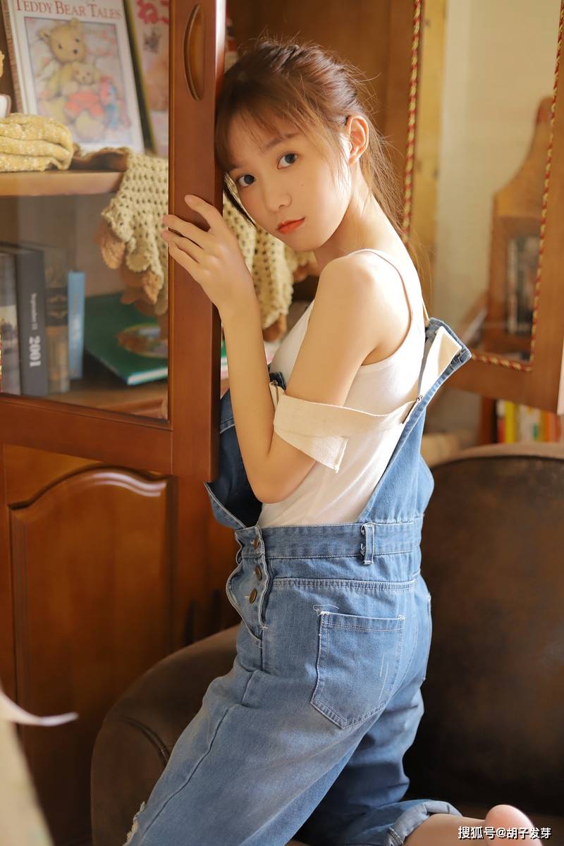 什么俏皮可爱美少女吊带人图片，画画之余也可以调皮一下