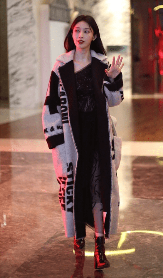 黑色 张俪169cm的身高真没浪费，超长大衣都完美驾驭，一般人都不敢穿