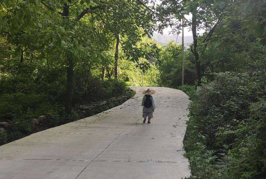 挑战秦岭太兴山，体验跨过天梯进入天宫的感觉，山顶1吨重铁庙至今是谜