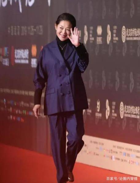 下半身 倪萍不愧是央视主持气质第一人，黑皮草穿扮现身，不土反而时髦