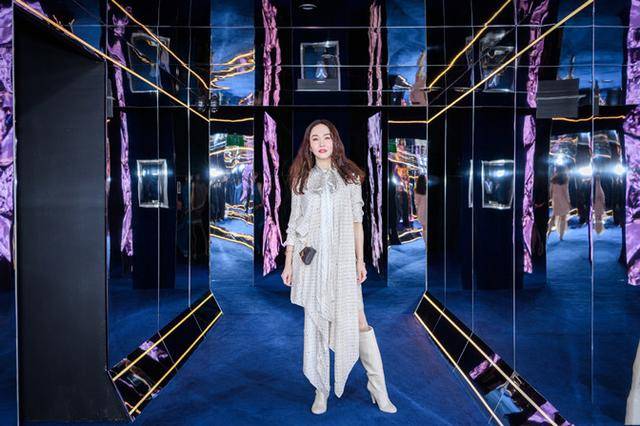 生活 范文芳罕晒生活近照！年过半百穿小黑裙，踩过膝靴打扮像篮球宝贝