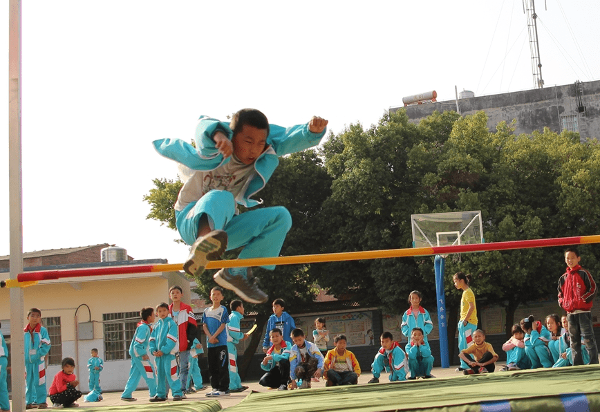 因为|女教师生二胎，不料被全班家长联名举报，列出一长串“迷惑罪状”