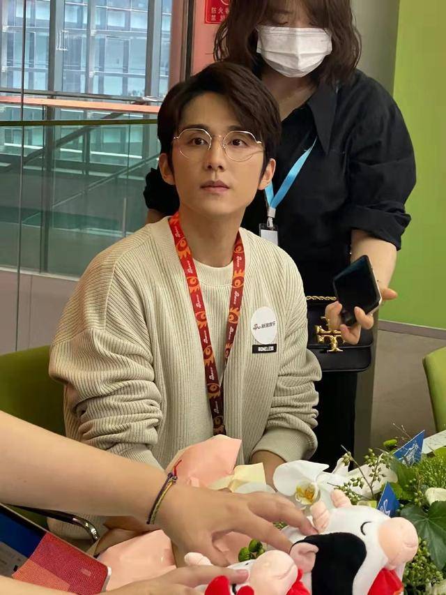 张新成 张新成米色毛衣配眼镜,宛如“温柔学长”,微微一笑真挺撩人