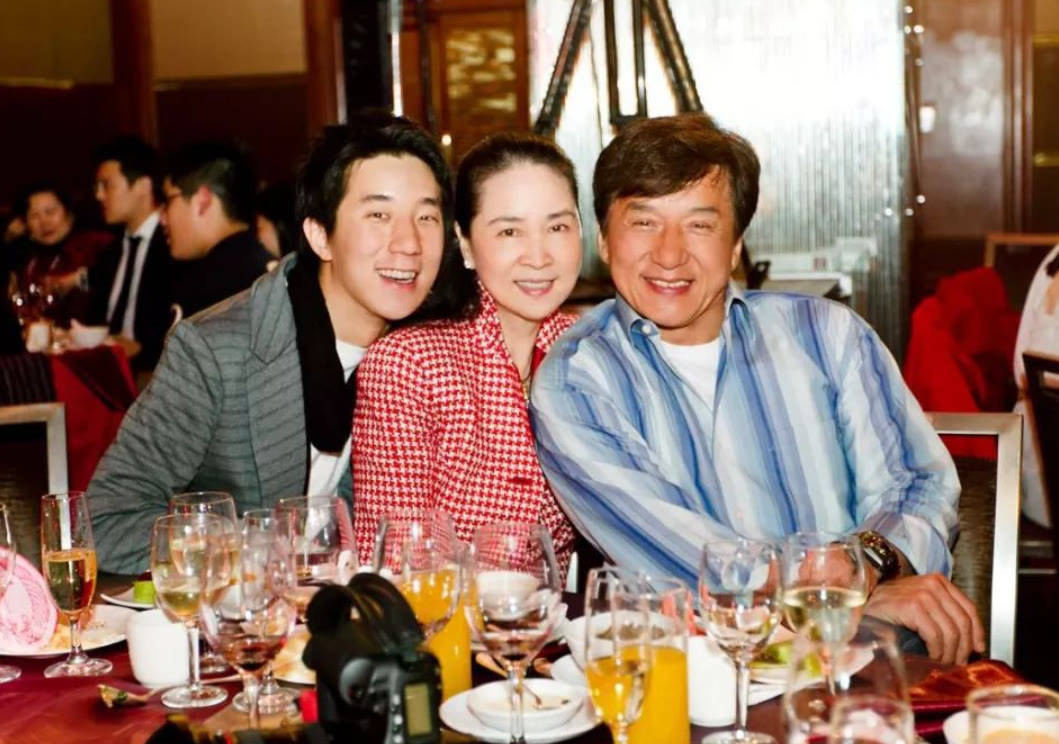身材 林凤娇保养得真好，穿小香风配牛仔裤优雅端庄，一看就是贤妻良母